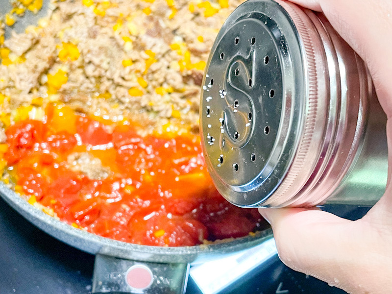 ボロネーゼ　ホールトマト缶の実に塩を振る